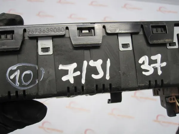 Citroen DS3 Näyttöruutu OEM 9677093680 - Käytetty image 9