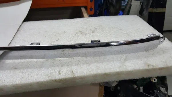 Volkswagen OE 7P6853835 kromilista takapuskuriin image 5