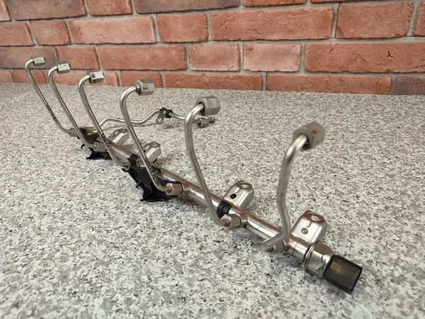 BMW E82 E88 E90 F10 Brandstofrail N53 7535897 + Sensor 7537319 image 2