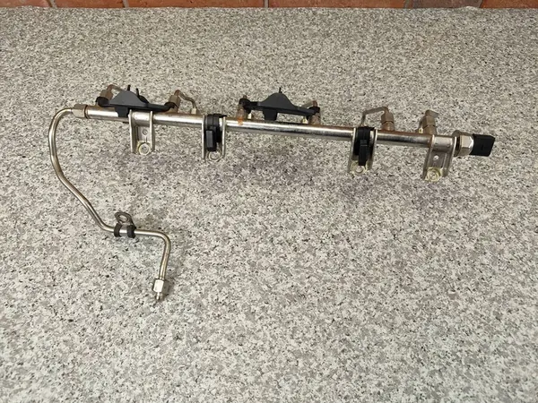 BMW E82 E88 E90 F10 Brandstofrail N53 7535897 + Sensor 7537319 image 3