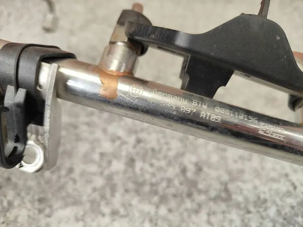 BMW E82 E88 E90 F10 Brandstofrail N53 7535897 + Sensor 7537319 image 4