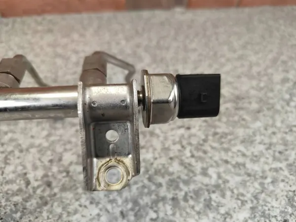 BMW E82 E88 E90 F10 Brandstofrail N53 7535897 + Sensor 7537319 image 5