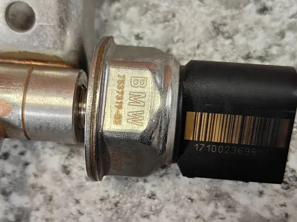 BMW E82 E88 E90 F10 Brandstofrail N53 7535897 + Sensor 7537319 image 6