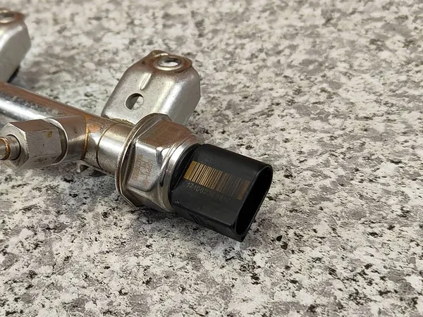 BMW E82 E88 E90 F10 Brandstofrail N53 7535897 + Sensor 7537319 image 7