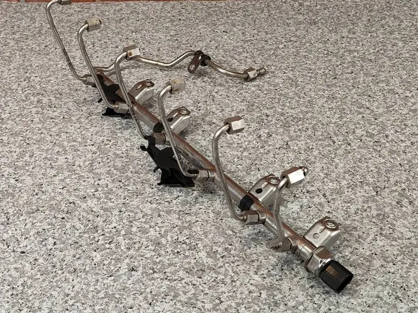 BMW E82 E88 E90 F10 Brandstofrail N53 7535897 + Sensor 7537319 image 8