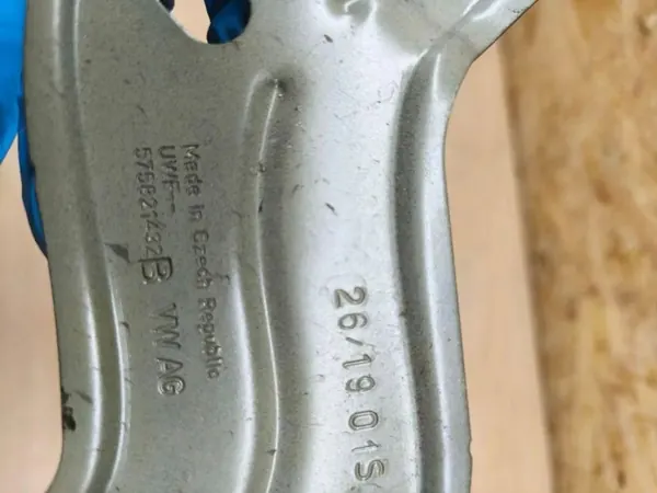 OEM 575821432 etu-oikea lokasuojan kiinnitys image 4