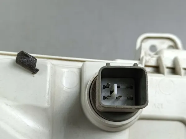 Luz de parachoques trasero Hyundai Santa Fe OEM BR2305R6 image 9