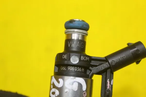 Iniettore carburante VW Golf VII 2.0 TFSI 06L906036H image 5