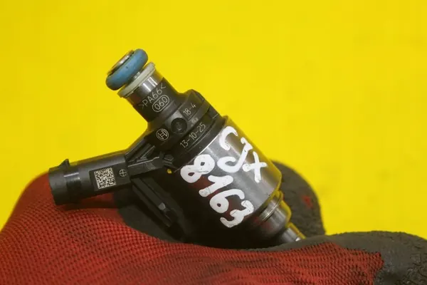 Iniettore carburante VW Golf VII 2.0 TFSI 06L906036H image 8