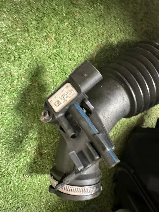 AUDI A4 A5 Q5 3.0 TDI Suodattimen Kotelo 8K0133837B image 4