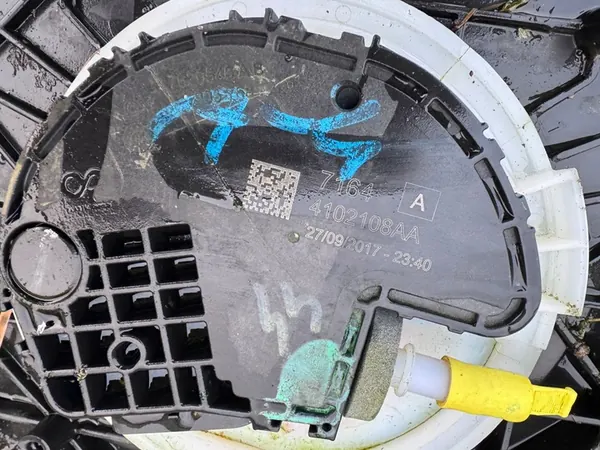 Réservoir de pompe AdBlue Audi A4 B9 15-19 8W0131878AT image 5