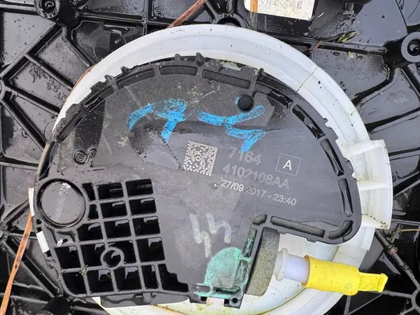 Réservoir de pompe AdBlue Audi A4 B9 15-19 8W0131878AT image 6