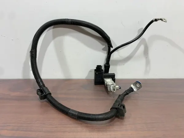 Suzuki Vitara Minuspolklemme OEM 3388061M10 image 3