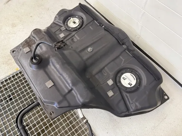 Polttoainesäiliö OEM S221 W221 Mercedes S-luokka Bensiini image 3