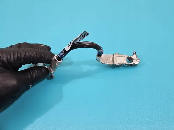 Instalação de Terminal Negativo Lexus IS III 14-25 82284-53050C image 3