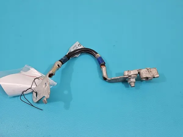 Instalação de Terminal Negativo Lexus IS III 14-25 82284-53050C image 4