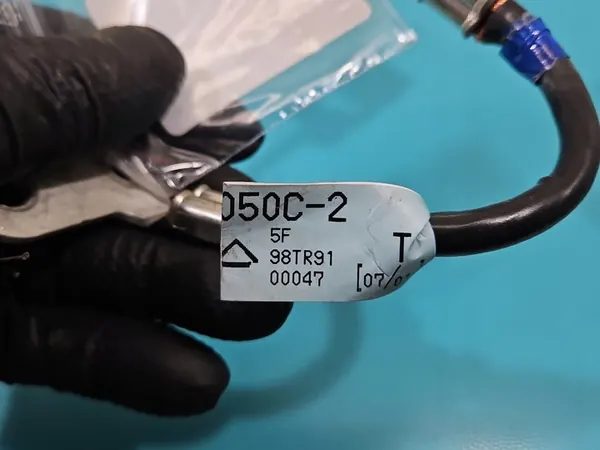 Instalação de Terminal Negativo Lexus IS III 14-25 82284-53050C image 6