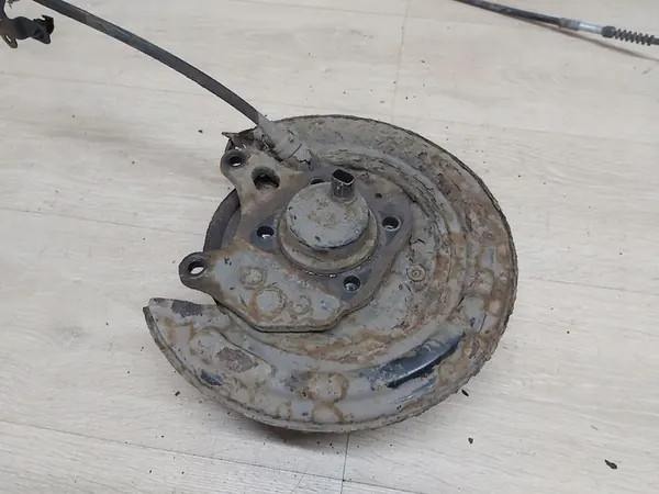 Placa de suporte traseira Toyota Corolla E12 1.4 1.6 VVTi ESQUERDA image 3