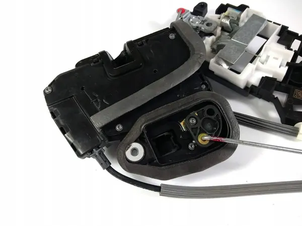 Fram vänster dörrlås Chevrolet Silverado 1500 2019+ OEM image 3