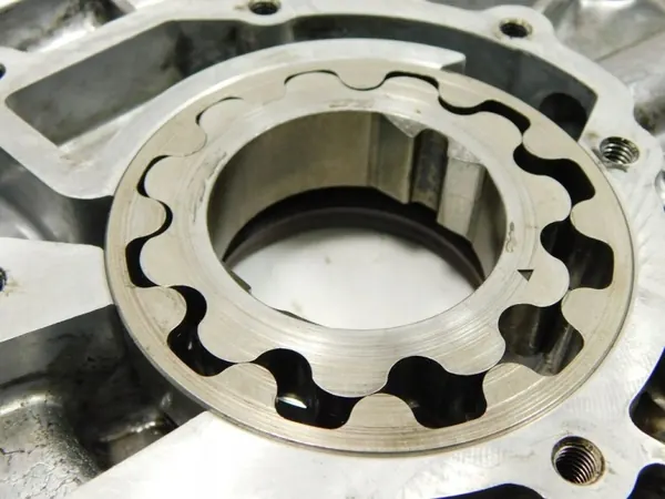 Carcasa de Bomba de Aceite OEM Nissan 2.2 DCI - Usado image 9