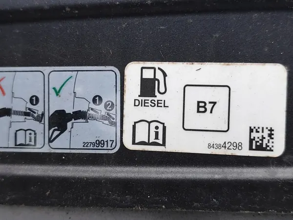 Tapa de combustible Vauxhall Insignia OEM 84384298 - Usado image 7
