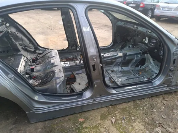 BMW 528XI F10 kvartspanel pelare höger OEM 18719 image 3