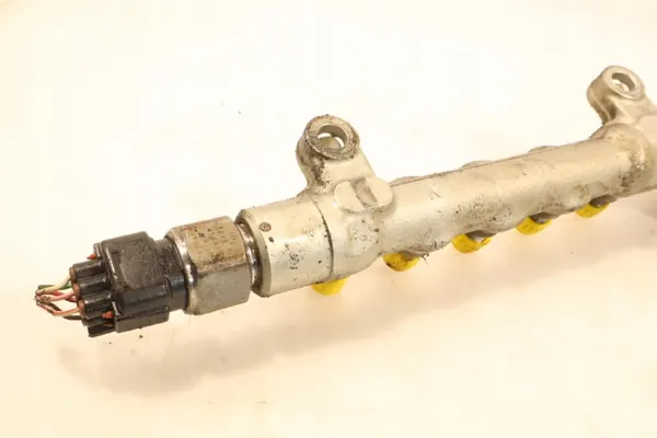 Toyota Avensis insprutningsräl OEM 89458-20050 image 3
