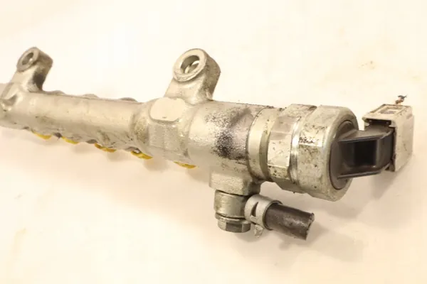 Toyota Avensis insprutningsräl OEM 89458-20050 image 4