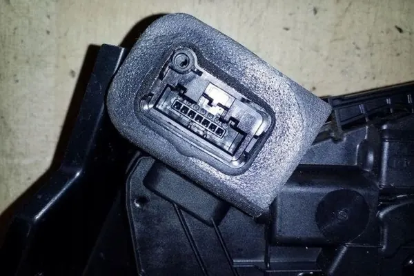 Hintere Linke Türschloss SKODA YETI 5K4839015F image 2