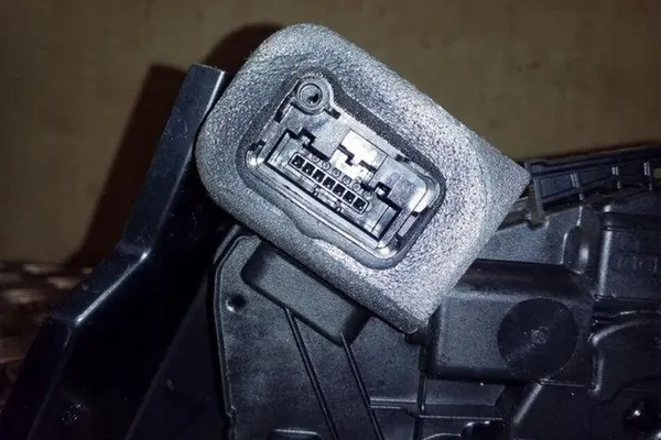 Hintere Linke Türschloss SKODA YETI 5K4839015F image 3