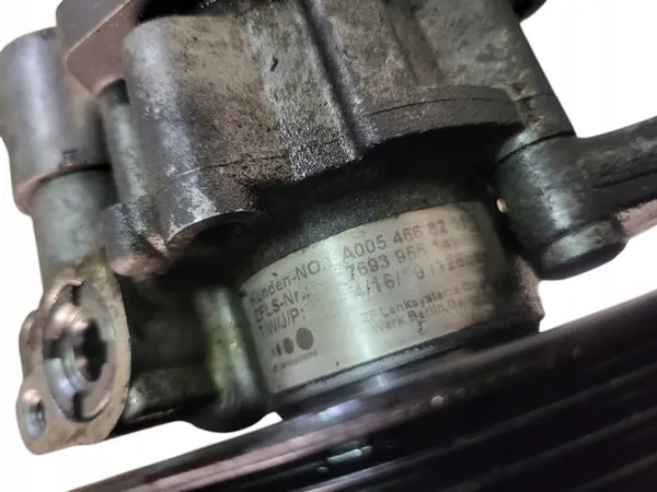 Servostyrningspump Mercedes W204 W207 W212 1.8 CGI A0054668201 image 4