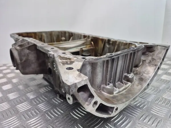 Mercedes C280 W204 Oljetank A2720143102 image 2