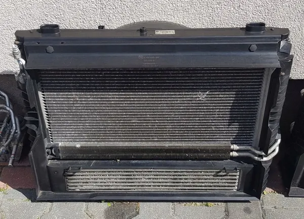 Conjunto de enfriador de agua BMW E60 E61 3.0 D OEM 7801002 image 9