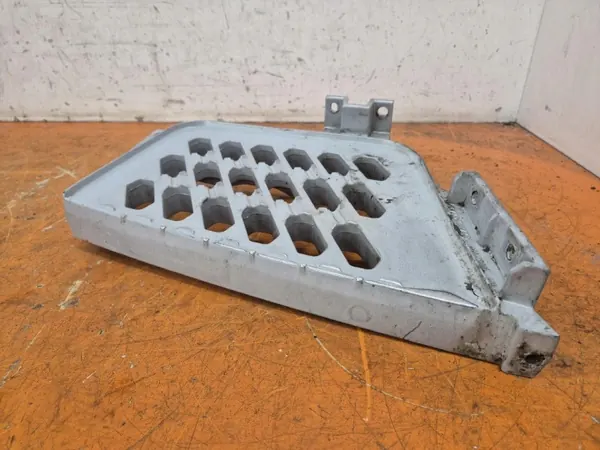 Volvo FH4 linke Trittstufe OEM 82142329 - Gebraucht image 8