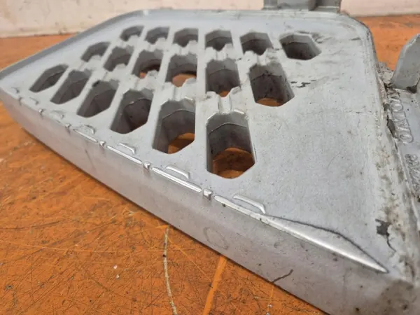 Volvo FH4 linke Trittstufe OEM 82142329 - Gebraucht image 9