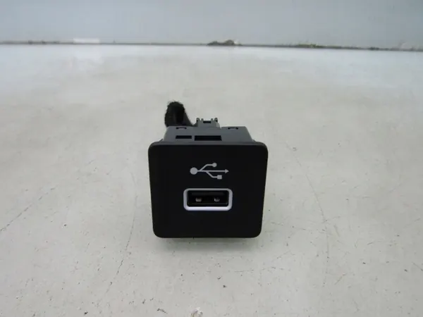Honda ZR-V USB-Ladeanschluss OEM - Gebraucht image 2