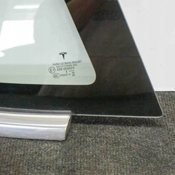 Ventana trasera izquierda Tesla OEM 43R004529 - Usado image 6