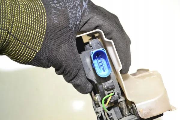 Left Front Door Lock VW Golf V Plus Octavia II Touran image 7