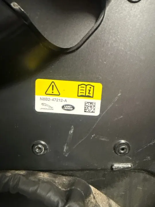 Cache roue de secours Land Rover Defender II OEM N8B2-47212-A image 3