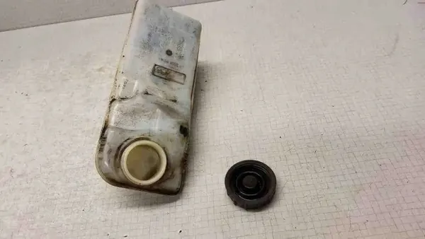 Ford Rempomp Reservoir OEM 03350890131 image 3