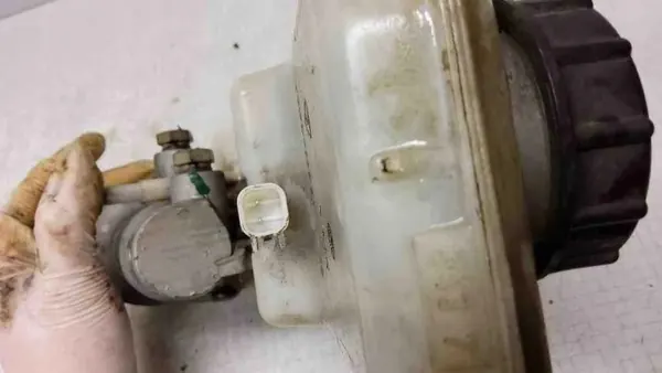 Ford Rempomp Reservoir OEM 03350890131 image 4