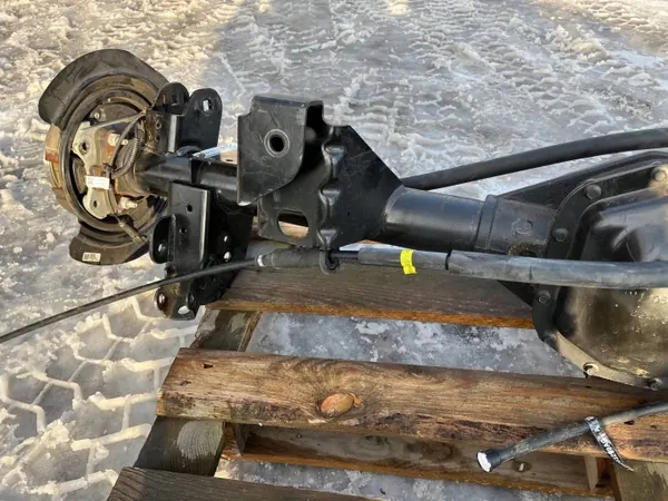 Achterdifferentieelbalk OEM 68576989AB Jeep Wrangler image 9