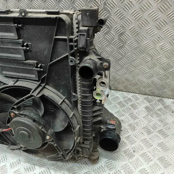 Pieza refrigeración Land Rover OEM 6G918005FD - Usada image 4