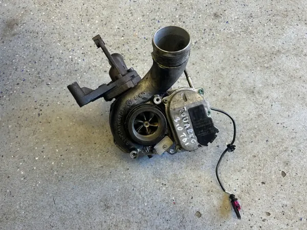 Turbo Volkswagen Touareg 3.0 TDI OEM 059145715F - Usado image 2