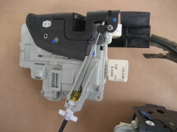 Porsche Panamera 970 Dörrlås Vänster 8J1837015C image 2