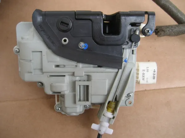 Porsche Panamera 970 Dörrlås Vänster 8J1837015C image 3