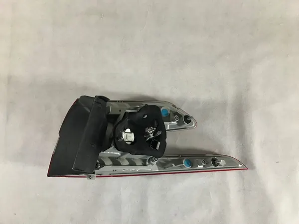 Lámpara trasera izquierda Peugeot 308 II T9 Kombi image 4