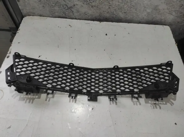 MB C-CLASS C204 C63 AMG Front Unterer Kühlergrill A2048851753 image 4