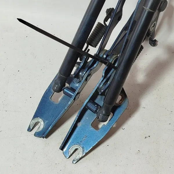 Volkswagen Jetta V 2006 Baklucka Stötdämpare image 3