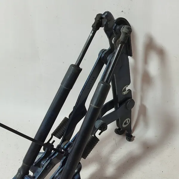 Volkswagen Jetta V 2006 Baklucka Stötdämpare image 4